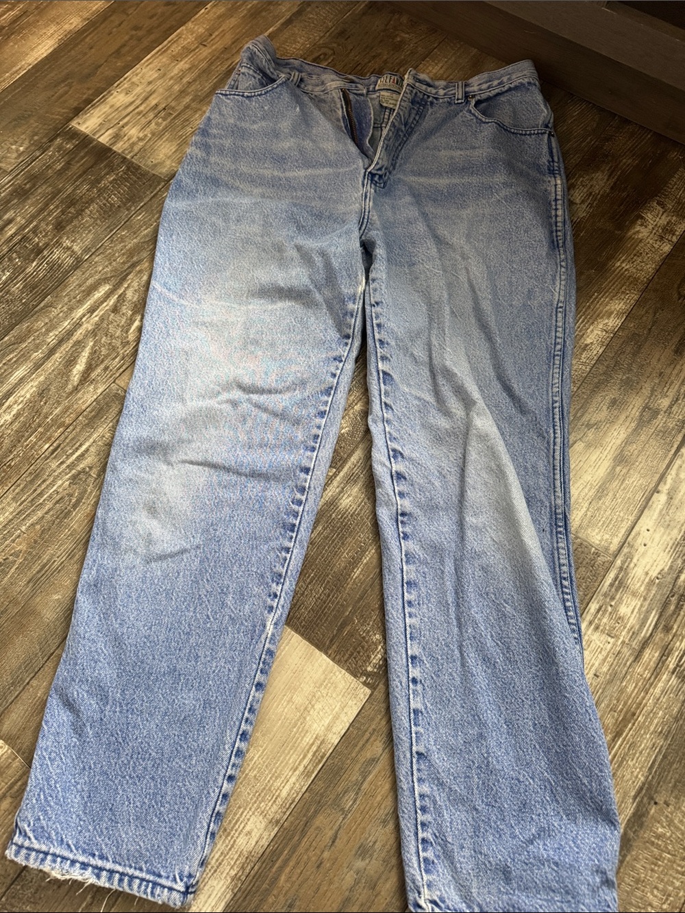 Women's Straight Leg Jeans in Light Blue Denim
